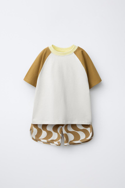 ZARA КОМПЛЕКТ ИЗ ФУТБОЛКИ КОЛОРБЛОК И ШОРТОВ С ВОЛНАМИ, ЖЕЛТЫЙ