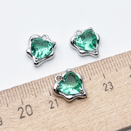 Подвеска Сердце, цвет серебро (родий) + изумрудный, размер 13*10 мм, цена за 1 шт