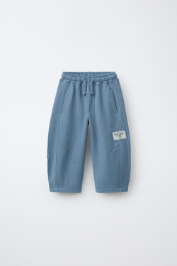 ZARA БРЮКИ BARREL ИЗ МЯГКОЙ ТКАНИ С НАШИВКОЙ, ГОЛУБОЙ