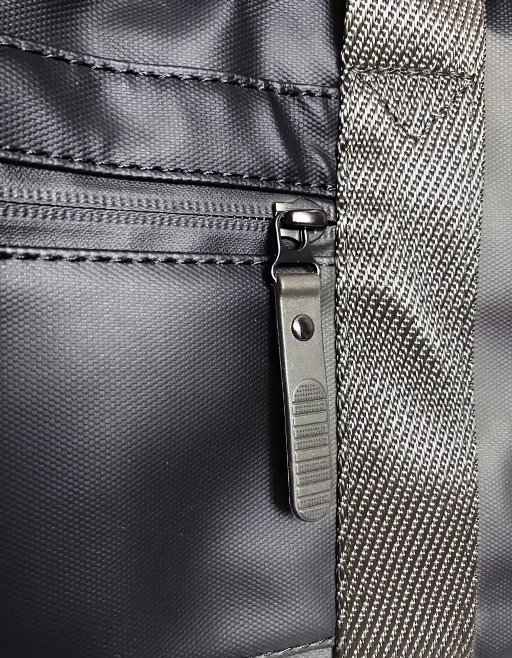 Сумка спортивная непромокаемая QOZA, черная, 24 л