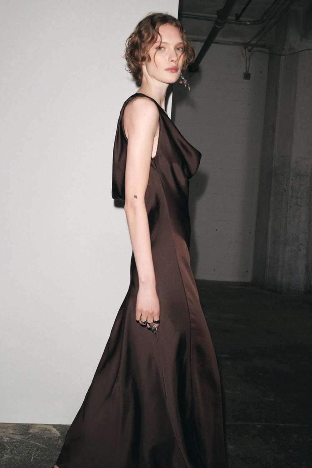 ZARA ДЛИННОЕ АТЛАСНОЕ ПЛАТЬЕ ИЗ КОЛЛЕКЦИИ ZW, КОРИЧНЕВЫЙ