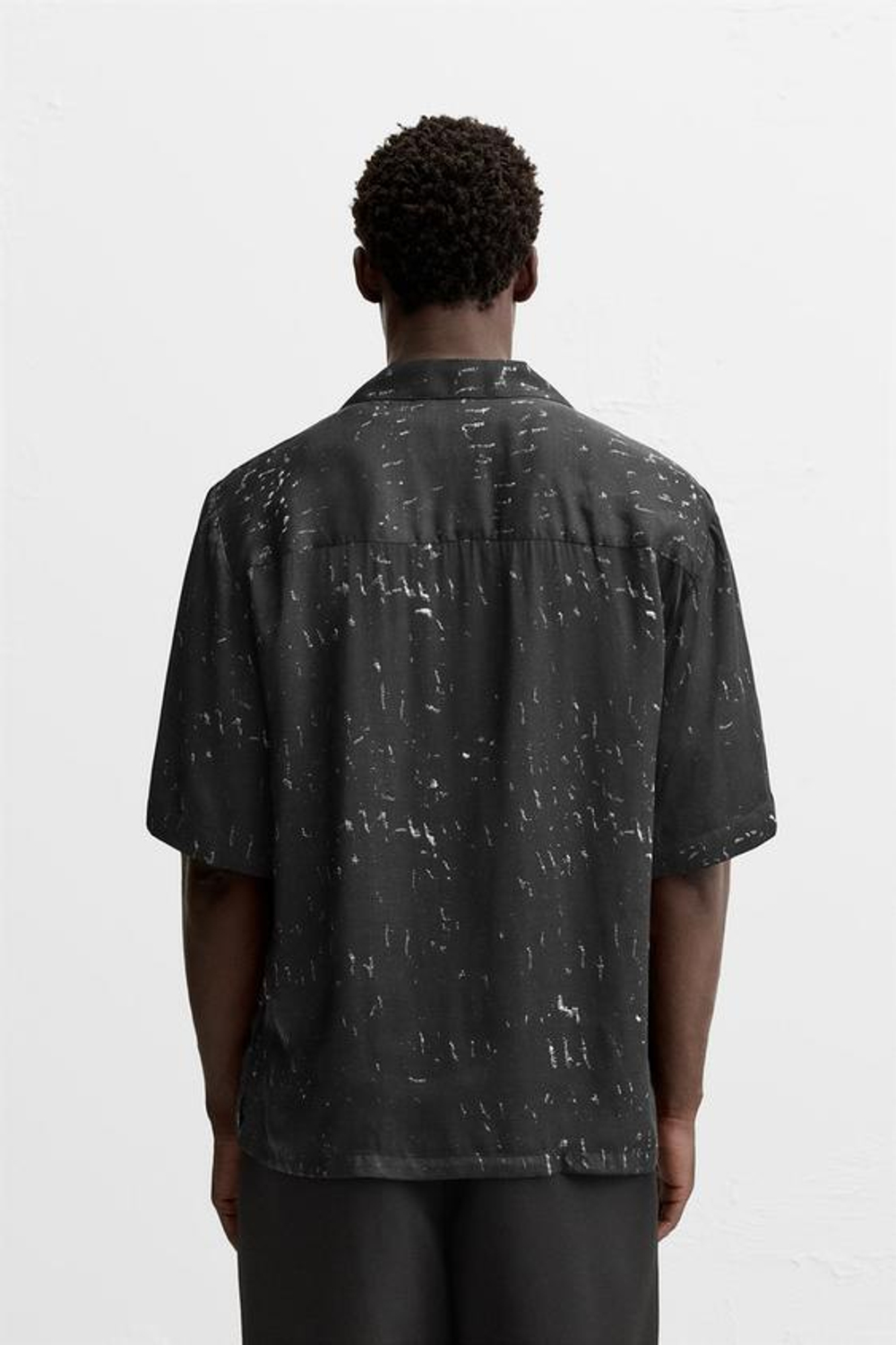 ZARA РУБАШКА С АБСТРАКТНЫМ ПРИНТОМ, БЕЛЫЙ/ЧЕРНЫЙ