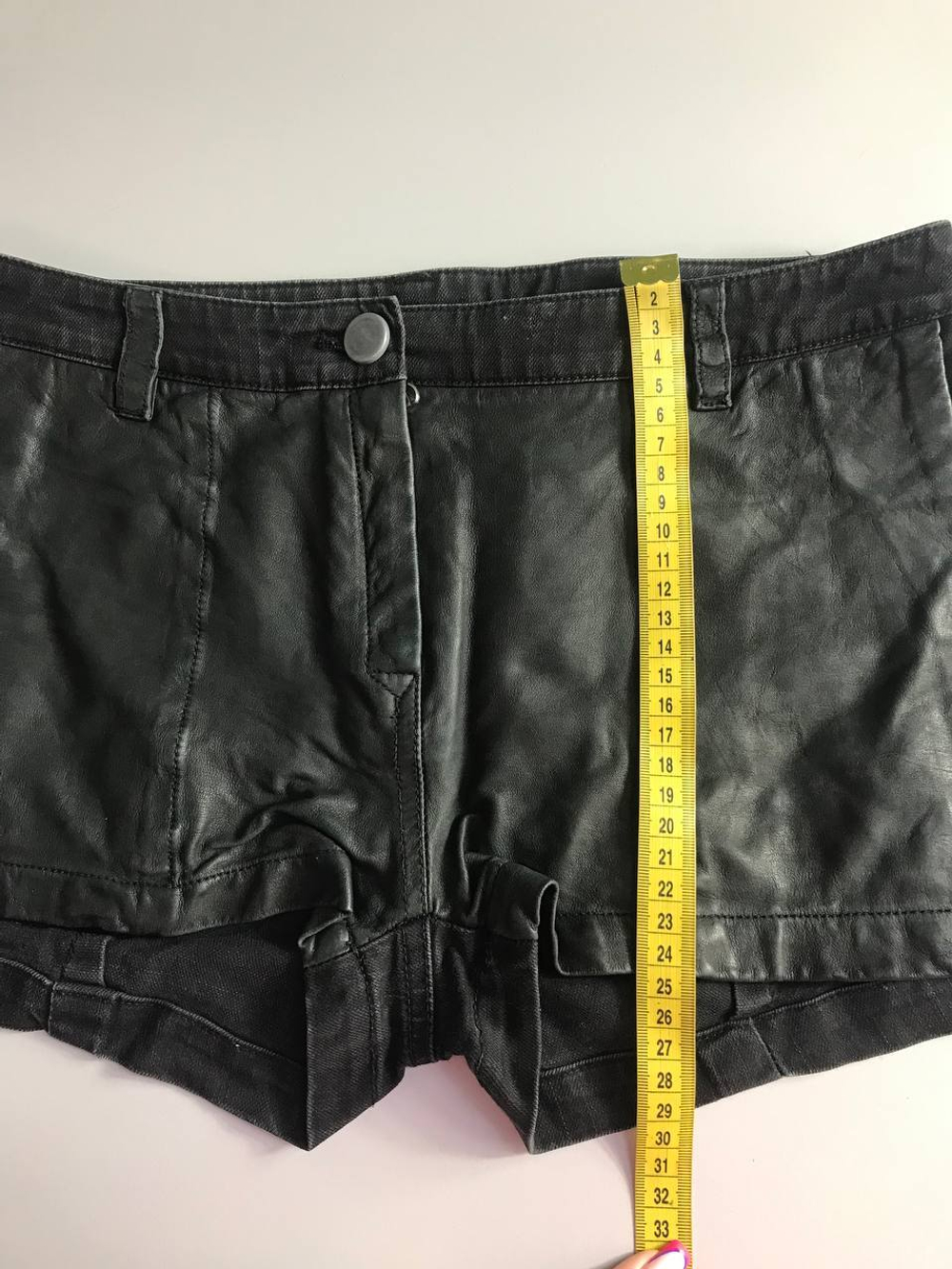 Шорты модные со вставкой под кожу, визуально 40/42 размер