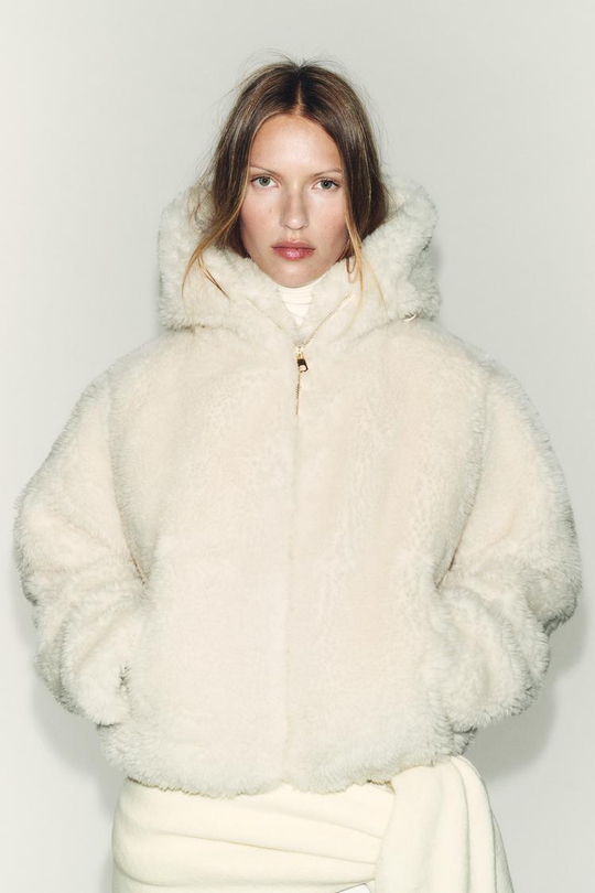 ZARA УТЕПЛЕННЫЙ БОМБЕР ИЗ ИСКУССТВЕННОГО МЕХА С КАПЮШОНОМ, ЭКРЮ