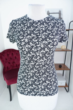 Футболка Gloria Jeans в мелкий цветочек 44- 46 размер