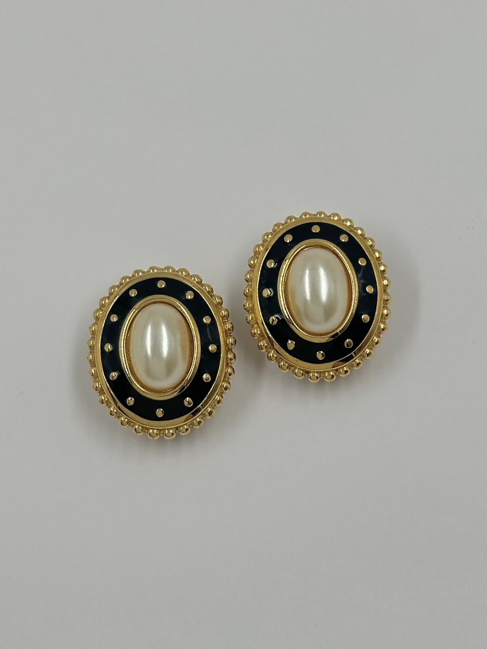 Клипсы с тёмно-синей эмалью и «жемчугом» Burberrys