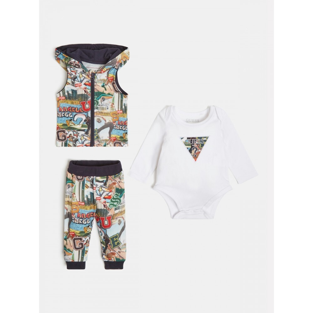 Жилет с капюшоном+брюки трикотажные+боди GUESS Принт: уличные пейзажи, скейтбордисты//Белый/Аппликация: треугольник-логотип Мальчик
