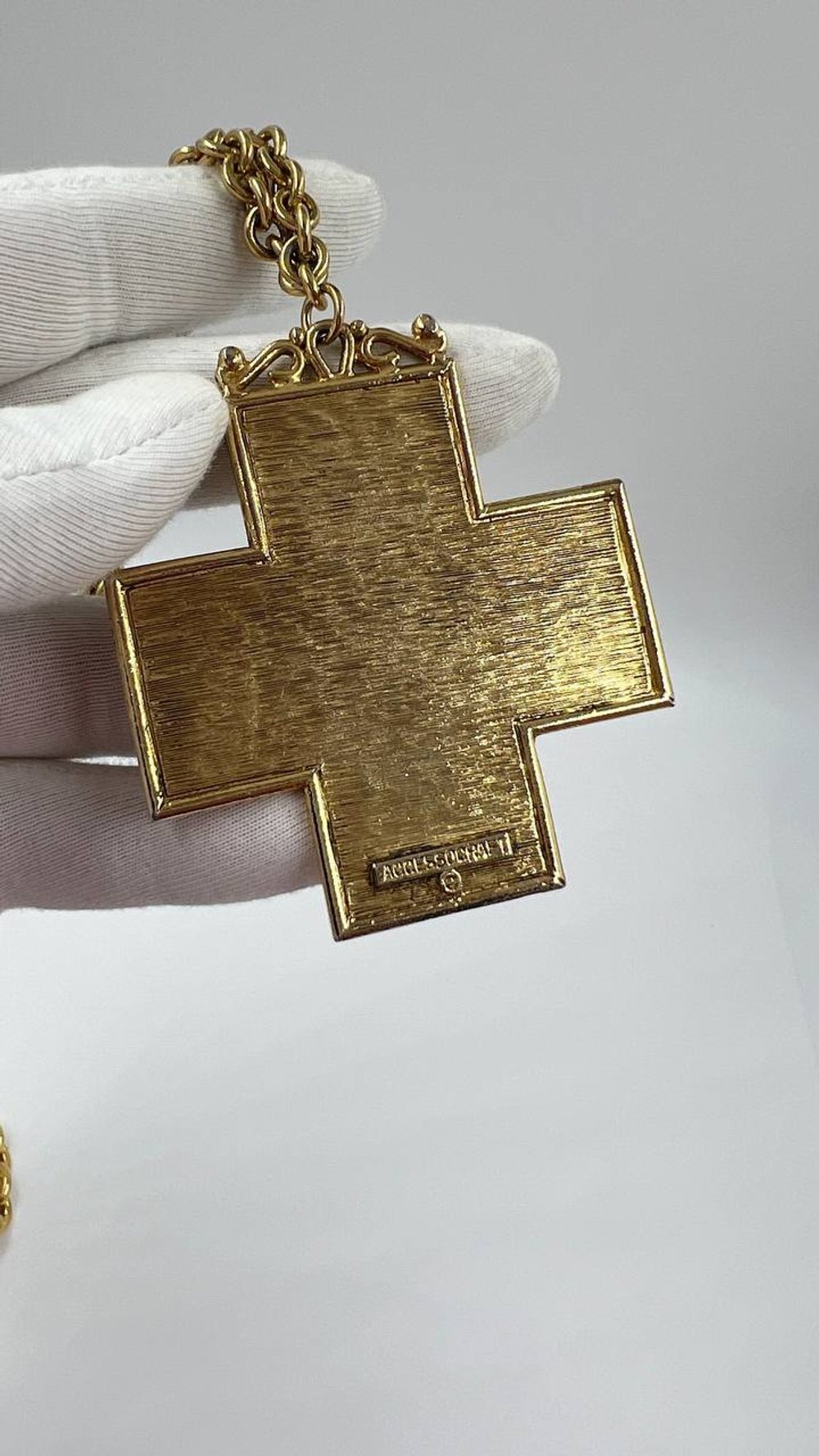 Колье с декоративным крестом Accessorcraft NY