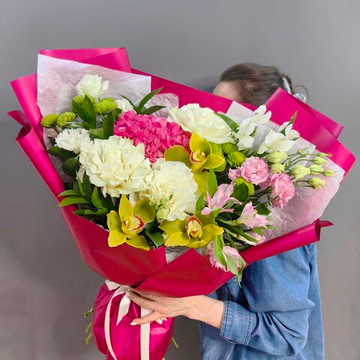 Авторский букет с малиновой гортензией