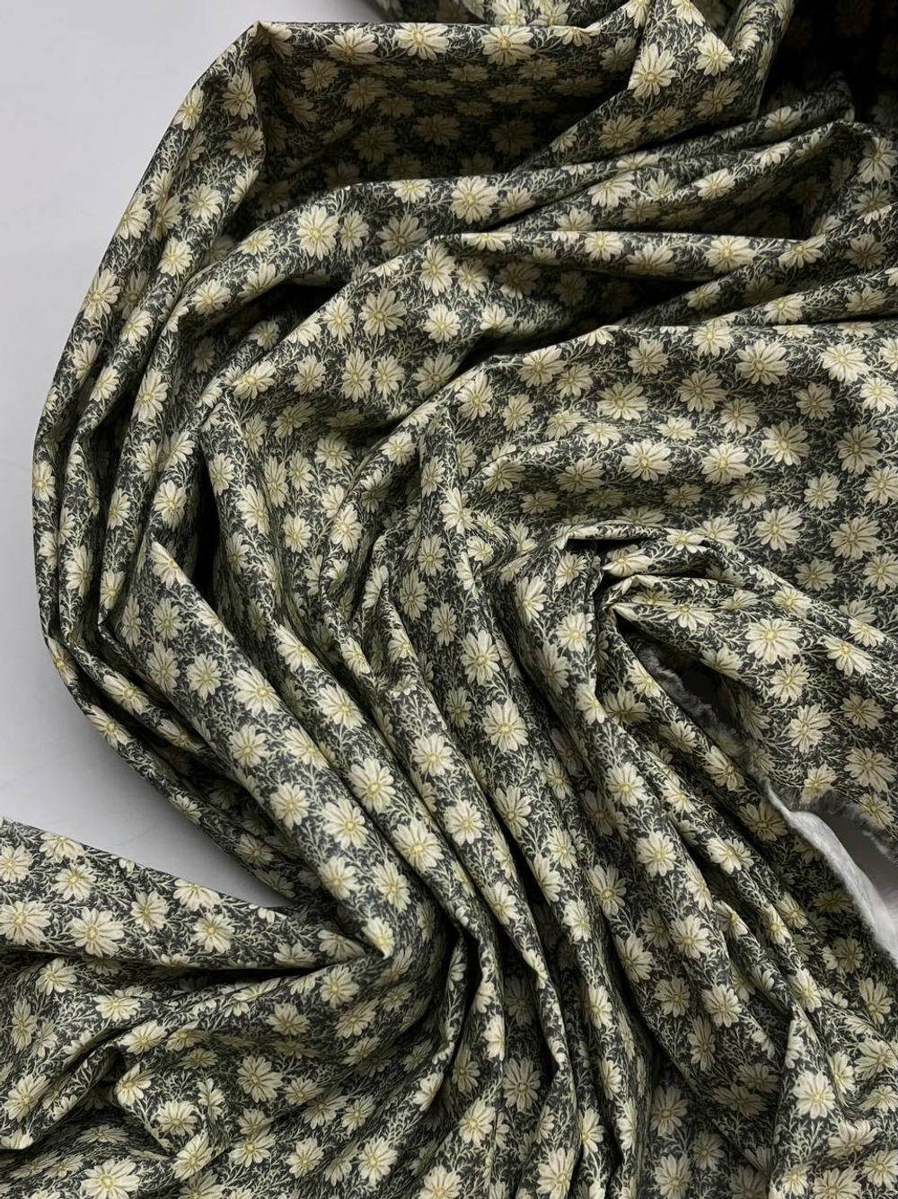Хлопок Liberty оливковый с мелким цветочным принтом "Piccadilly Poplin - A Liberty Kaleidoscope"