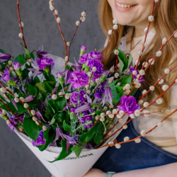 160. Яркий весенний букет с гвоздикой, клематисом и веточками вербы