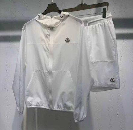 Прогулочный костюм Moncler