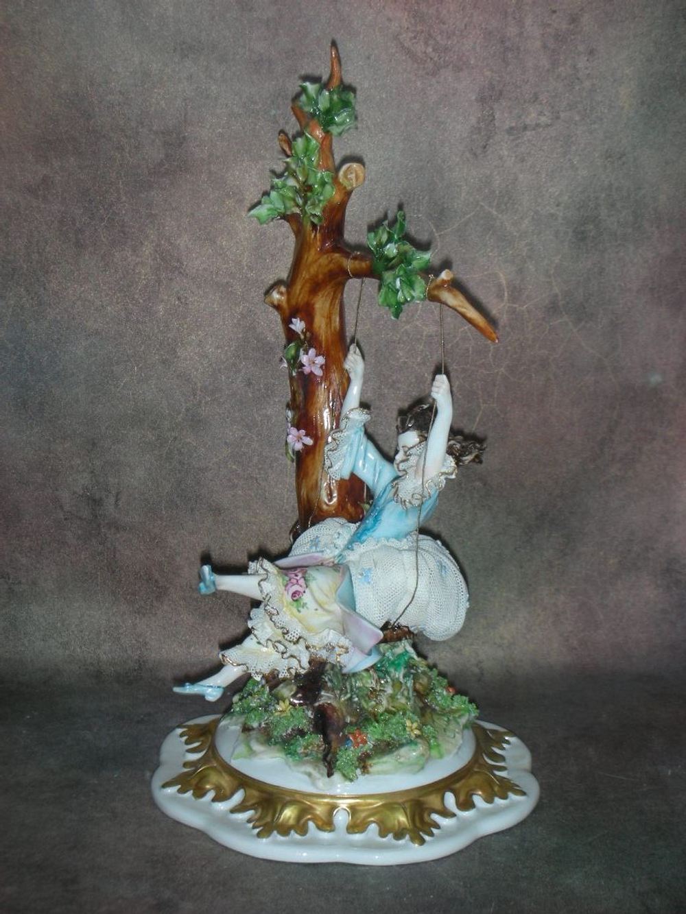 Статуэтка. Фарфор. Девушка на качелях. Capodimonte. Италия