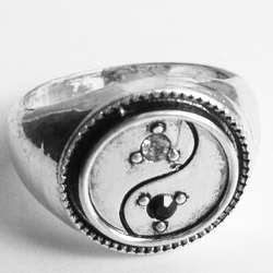 Кольцо перстень "Инь Янь" с кристаллами. Размер 19.