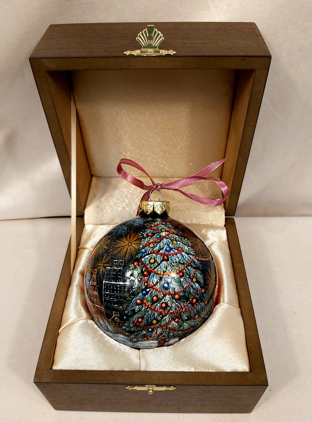 Шар новогодний с круговой росписью Палех "Москва" на черном в футляре