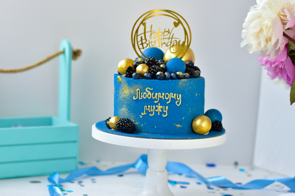 Ягодный торт мужу, парню на день рождения синий с ягодами и топпером "Happy birthday"