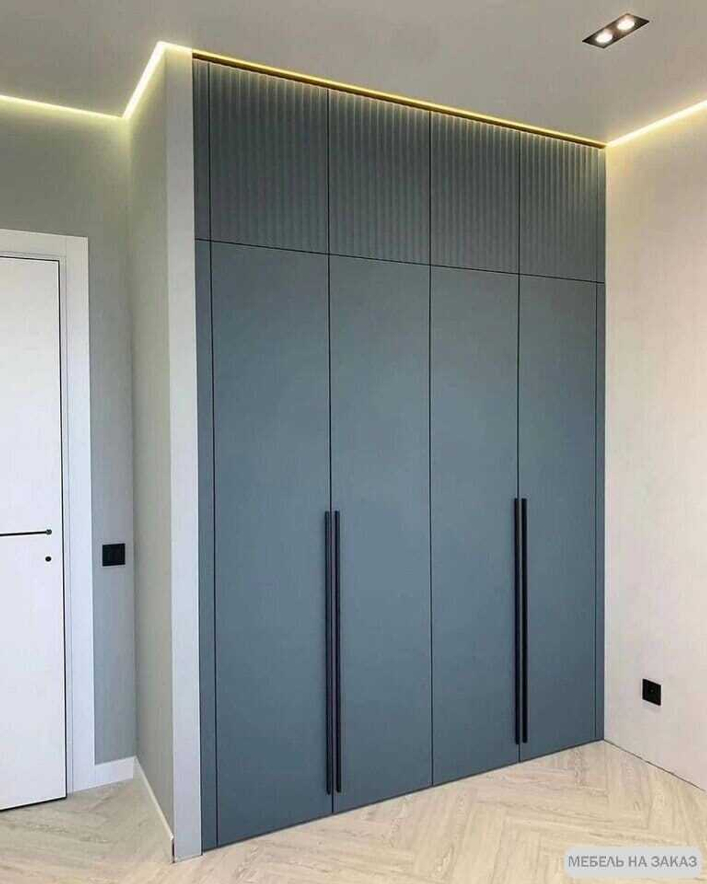 Шкаф встроенный распашной