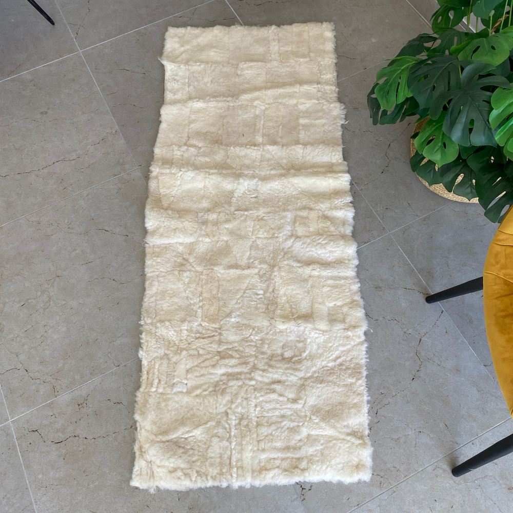 Коврик прикроватный накидка на кресло из кусочков овчины, 160 х 50 см.