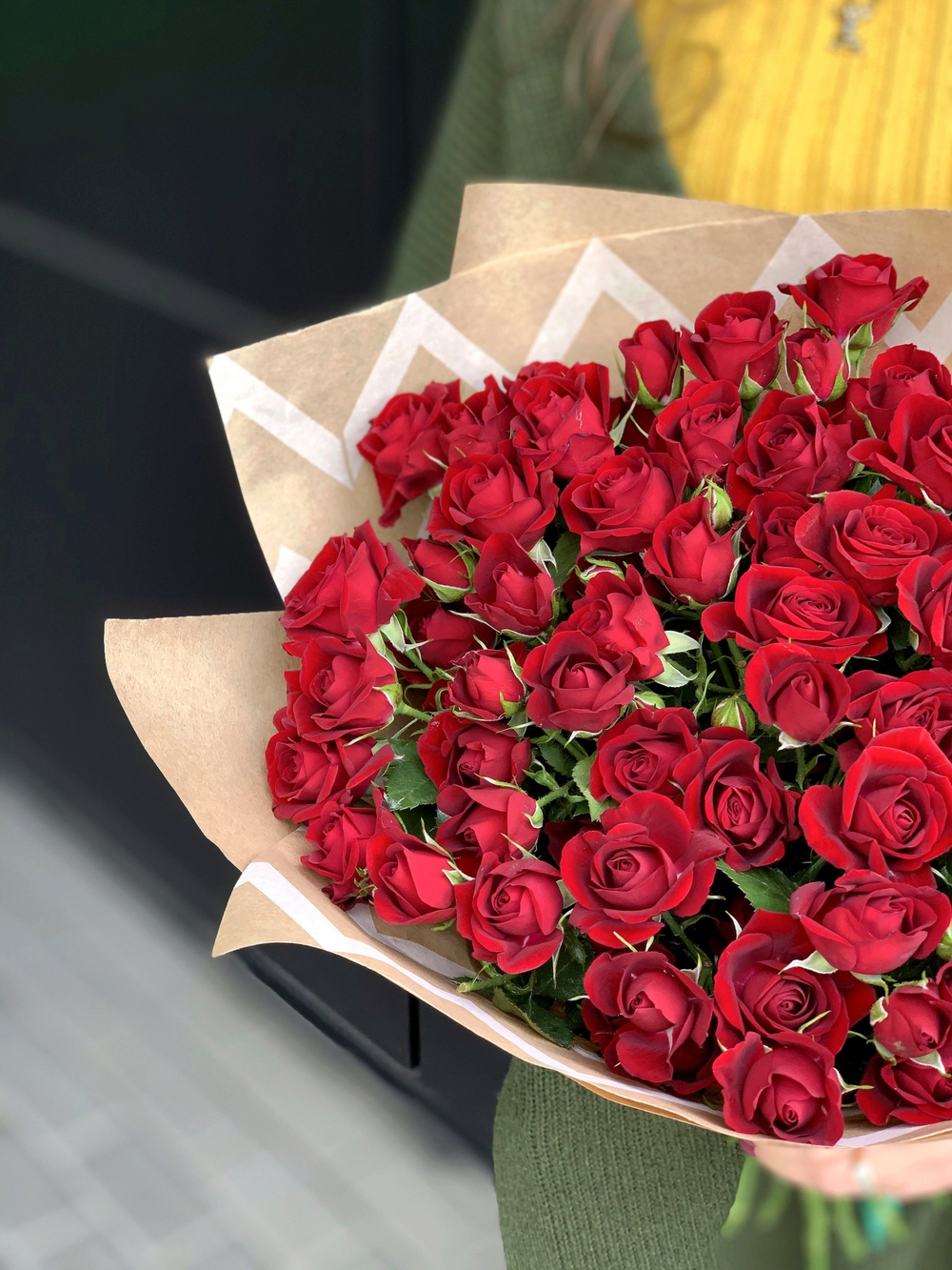 Букет из красной кустовой розы 15 шт.