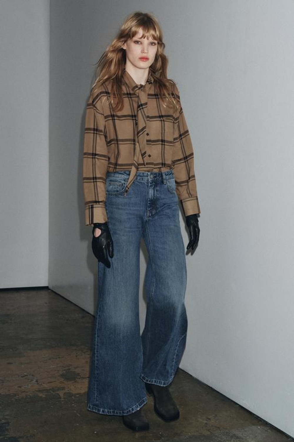 ZARA ДЖИНСЫ FLARE С НИЗКОЙ ПОСАДКОЙ И СКЛАДКАМИ — ZW COLLECTION, СИНИЙ