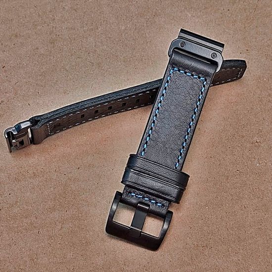 Ремешок кожаный QuickFit 22 мм для Garmin Fenix 7 / 6 / 5, Forerunner 935 / 945 / 955, instinct, instinct 2, Epix Gen 2 быстросъемный (Черный, синяя строчка)