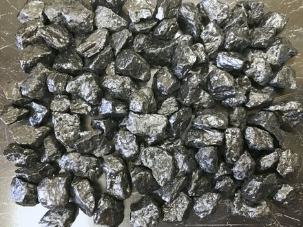 Диоритовая кубовидная крошка окрашенная черная  4-8, 8-16, 16-22 мм (На фото 8-16 мм)