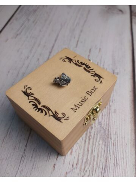 Музыкальная деревянная шкатулка-шарманка "Бабочка"