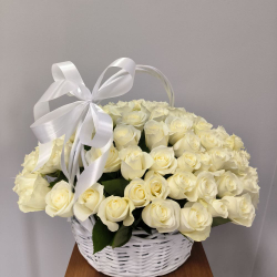 101 белая роза в корзине