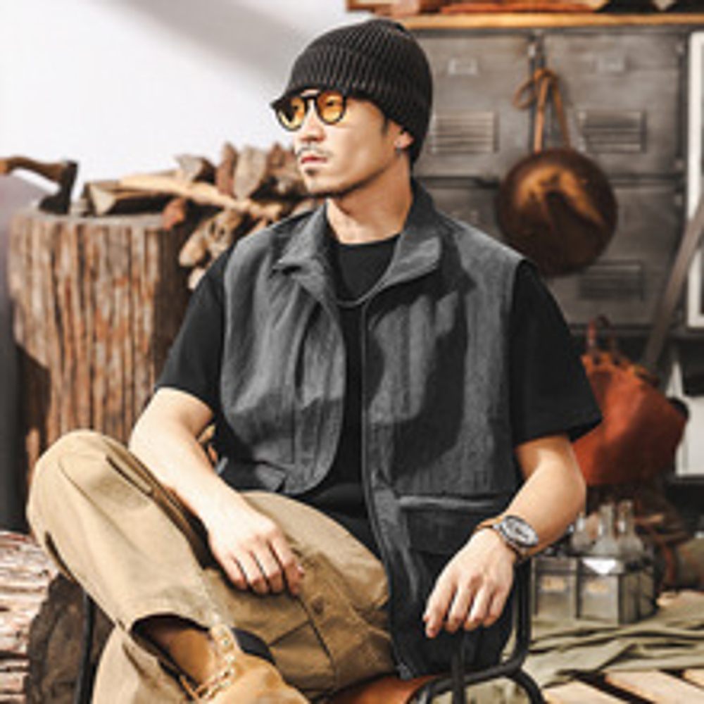 Тонкий жилет из леоцела для мужчин с накладными карманами