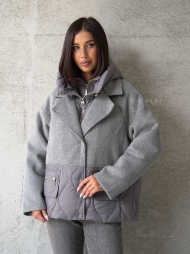Серая комбинированная куртка с манишкой