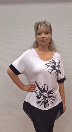 Комбинированная белая туника с черным принтом