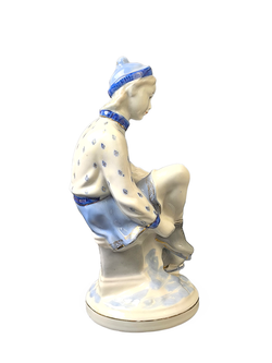 Фарфоровая статуэтка "Конькобежка" Гжель