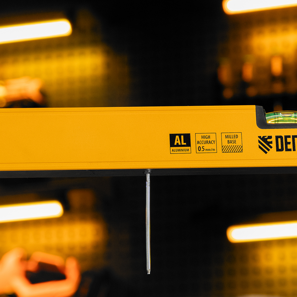 Уровень алюминиевый, магнит, фрезерованный, 3 глазка (1 зеркал.) 0,5 мм/м, 800 мм Denzel