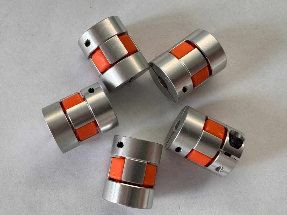 Муфта 2х-зубая металическая между двигателем и валом посадочные Ø5мм х Ø6.35мм (Китай)