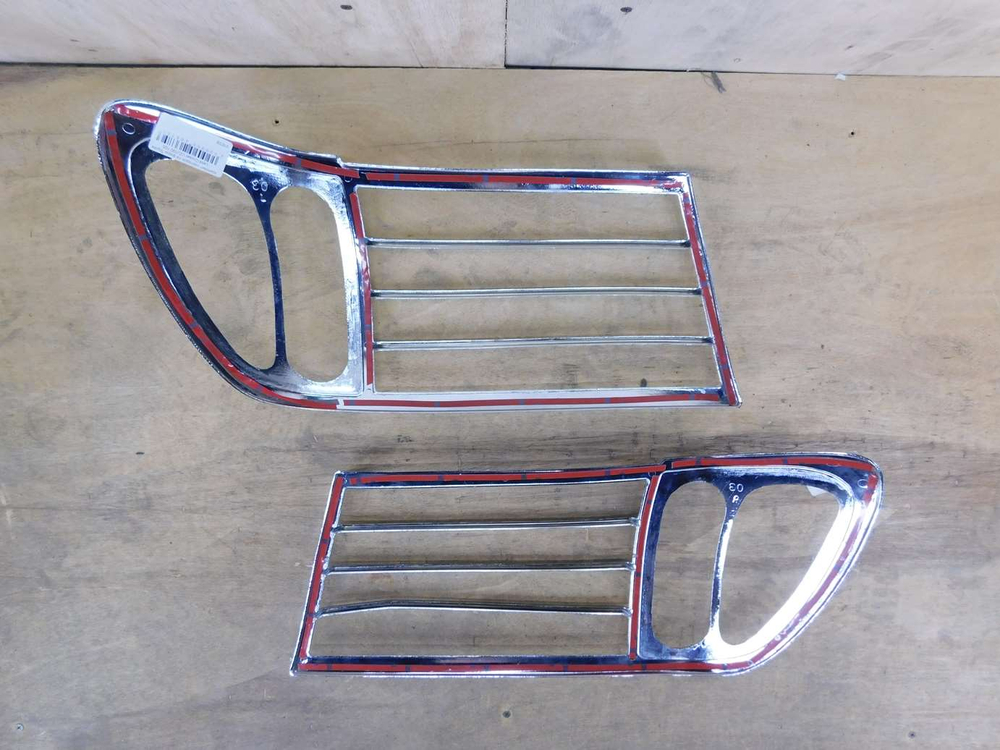 комплект накладок на фары Toyota Land Cruiser UZJ100 105