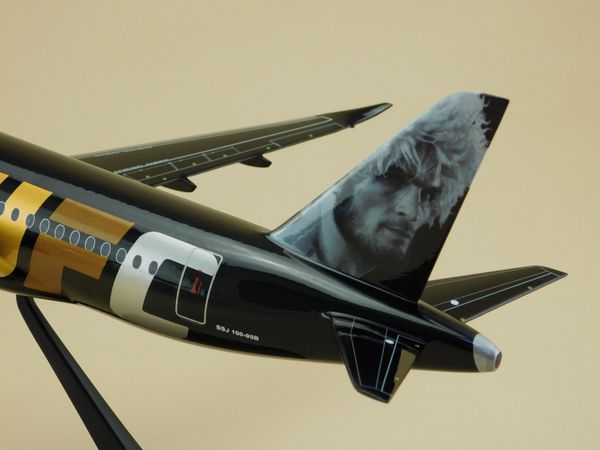 Модель SSJ-100 UFC масштаб 1:72