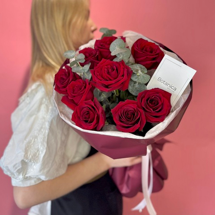 Моно букет из 9 роз Эксплорер и эвкалипта 240220261