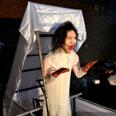 Хоррор-фигура «Ведьма в кровати»