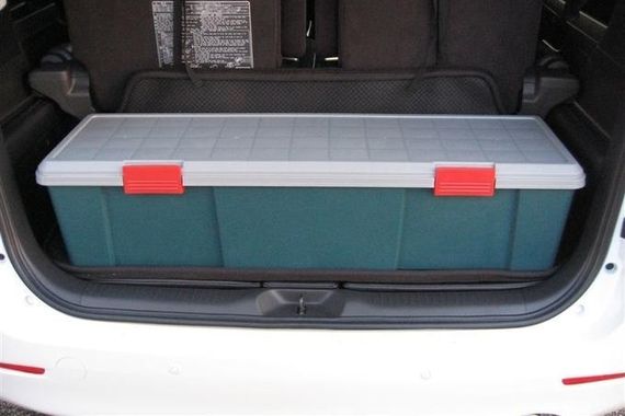 Экспедиционный ящик IRIS RV Box 1150D, в багажнике машины.