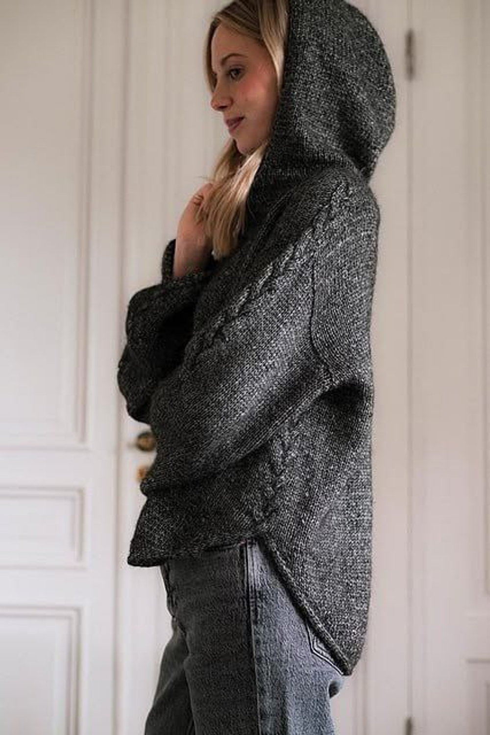 Описание по вязанию худи спицами "Svarta"