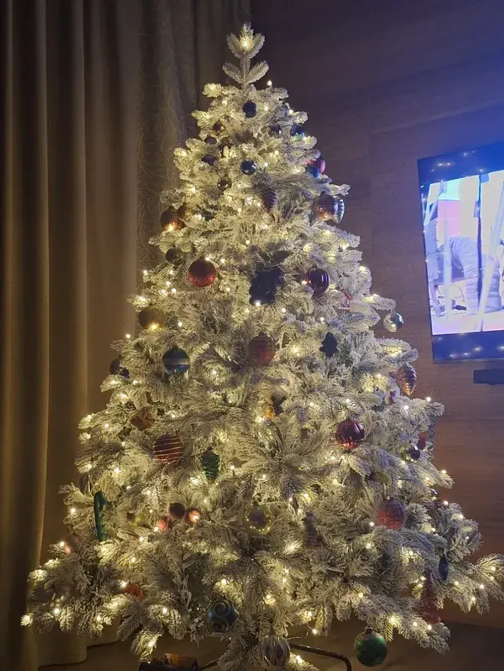 Заснеженная ель с гирляндой «Камчатская» теплый свет (Литая+пвх) 4 м