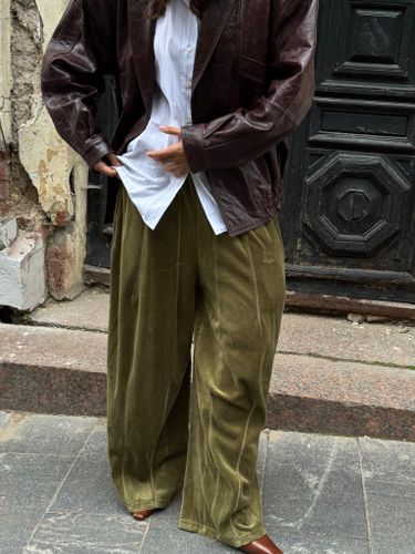 Зеленые спортивные брюки из велюра