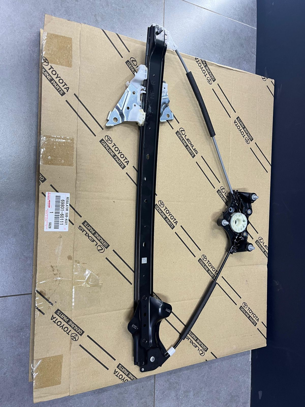 Стеклоподъемник в сборе передней двери 69801-60111 6980160111