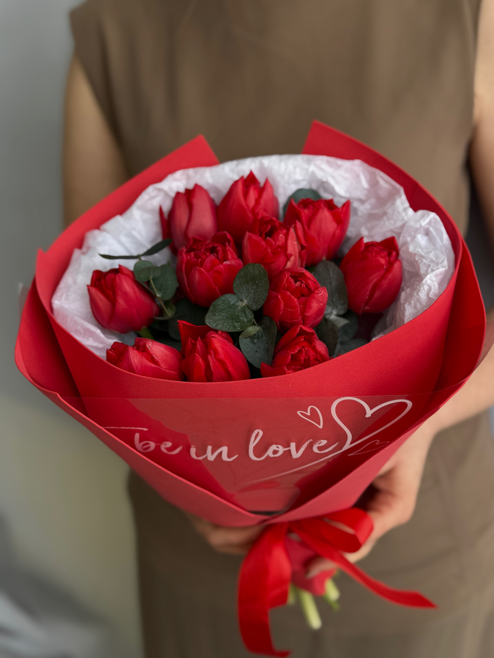 Пионовидные красные тюльпаны и эвкалипт в элегантном оформлении от Флора Маркет