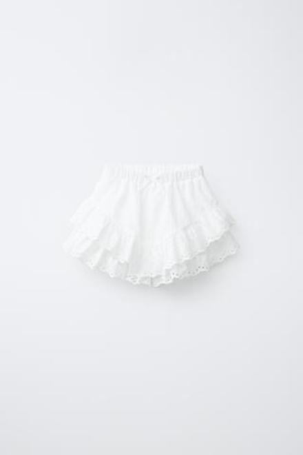 ZARA ЮБКА-ШОРТЫ С ВОЛАНАМИ И ВЫШИВКОЙ ШИФФЛИ, БЕЛЫЙ
