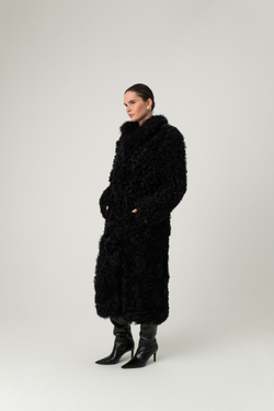 Длинная чёрная шуба