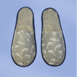 Тапки спанбонд, закрытый мыс (100 пар) одноразовые, дельфины, тематические УЗО, серые, темно-синяя окантовка