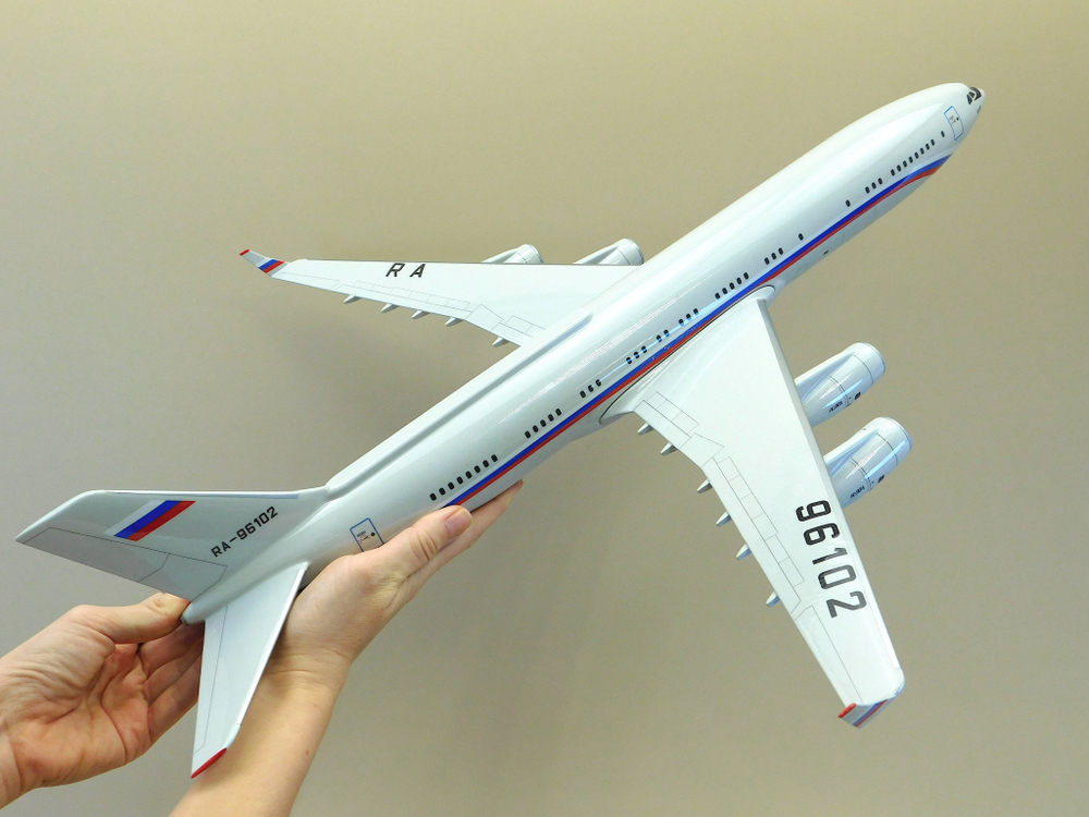 Модель самолета Ил-96-400ПУ (М1:100, СЛО Россия)