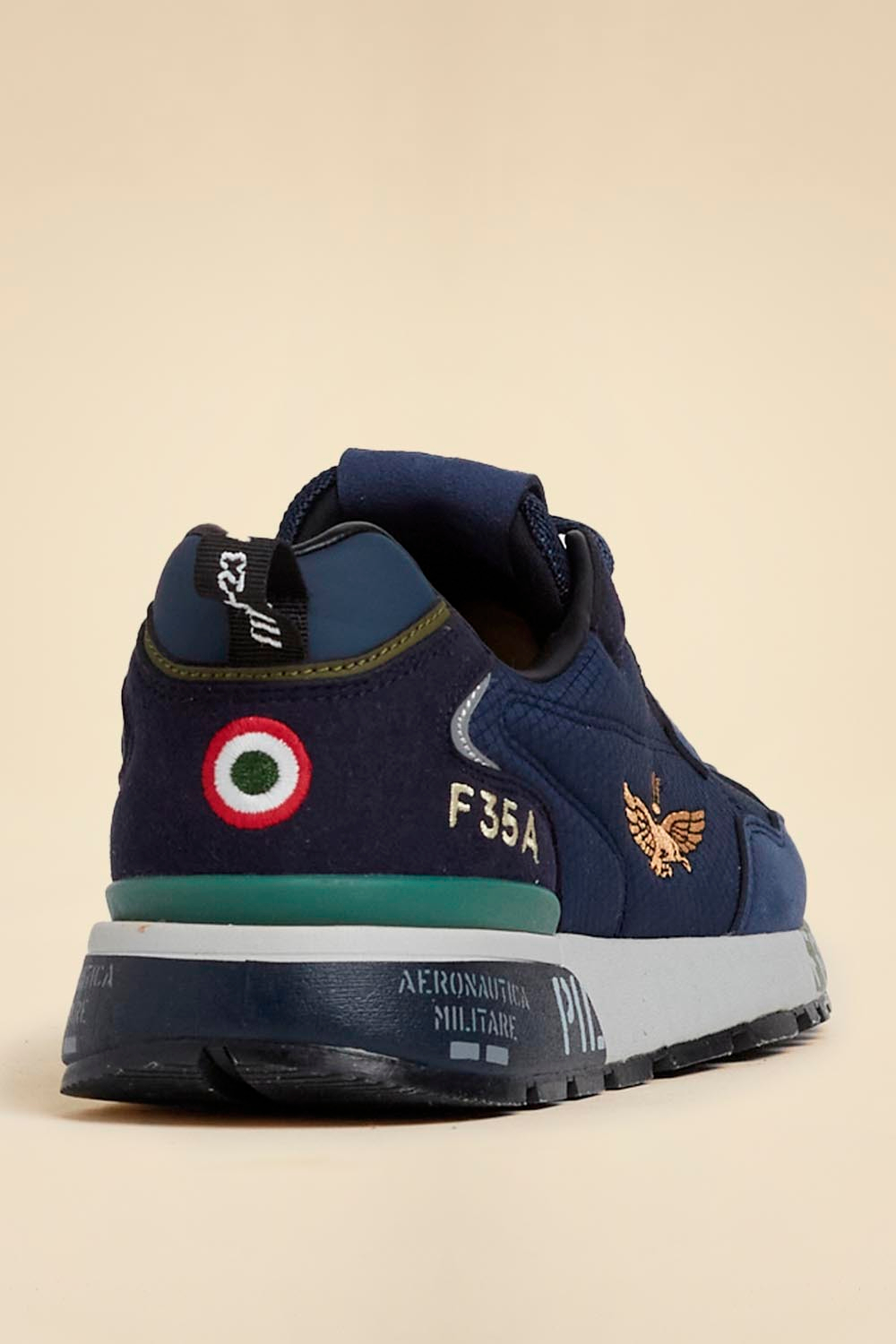 Кроссовки из текстиля