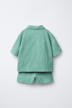 ZARA КОМПЛЕКТ ИЗ ФУТБОЛКИ-ПОЛО И ШОРТОВ ИЗ МАХРОВОЙ ТКАНИ С НАШИВКОЙ, ЦВЕТ МОРСКОЙ ВОЛНЫ